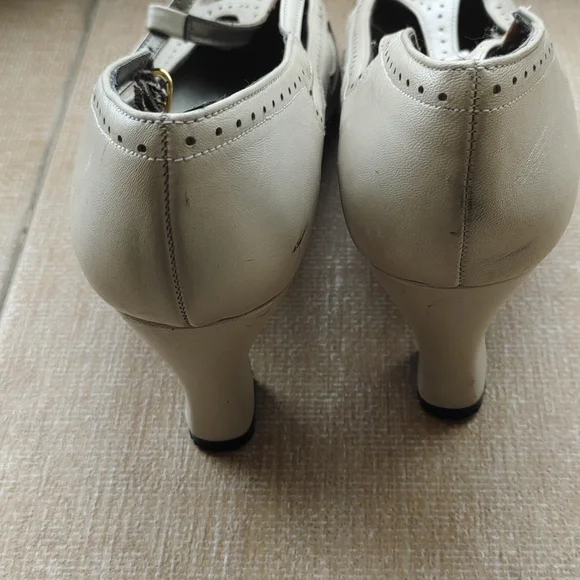 Ladies strappy leather heels. Size USA 8 1/2 Narrow.Vintage - Picture 5 of 8